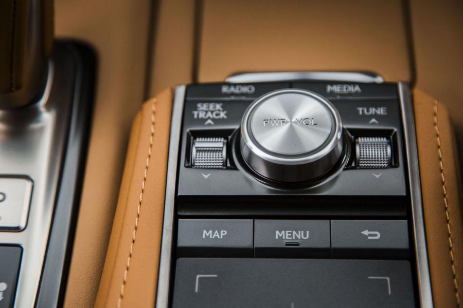 Детали интерьера Lexus LC500 2016 года  (фото 61 из 74)